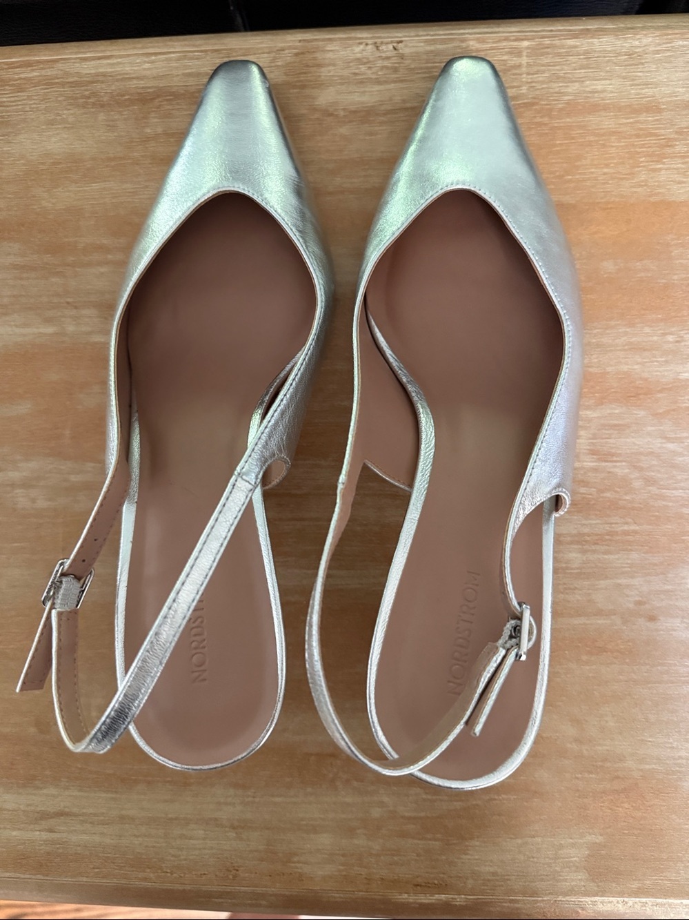 Nordstrom
ORLEANS
SLINGBACK
PUMP
8.5
Silver Special Occasion - Picture 6 of 8